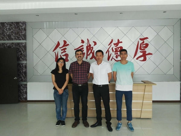 M. Reza Rousta先生與創(chuàng)想儀器總經(jīng)理、外貿(mào)經(jīng)理等合影