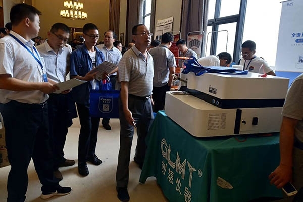 參會(huì)人員在咨詢(xún)