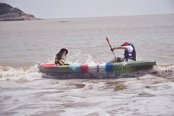 浪來了，船翻