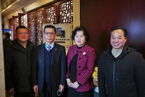 中國(guó)鑄造協(xié)會(huì)秘書(shū)長(zhǎng)張志勇，天津鑄鍛行業(yè)協(xié)會(huì)秘書(shū)長(zhǎng)王繼英蒞臨創(chuàng)想儀器展位前參觀指導(dǎo)