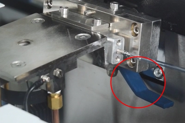 清洗透鏡拿出來前，一定要關(guān)閉球閥，否則造成真空倒吸