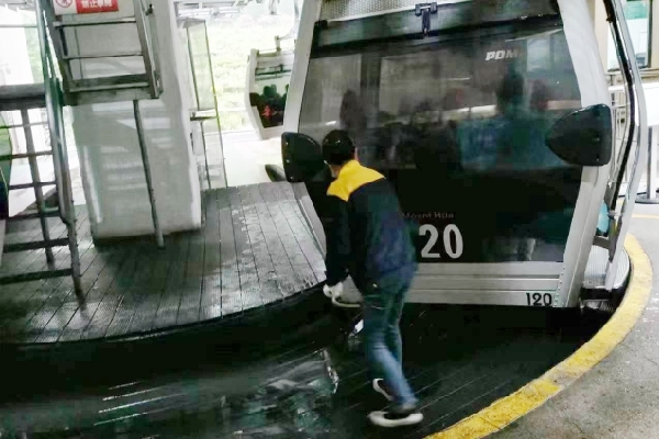 索道的美景蒙上白霧，工作人員不斷清理