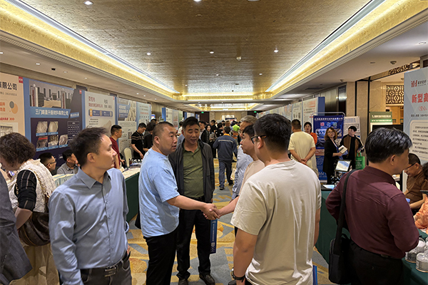 會(huì)場人流攢動(dòng)